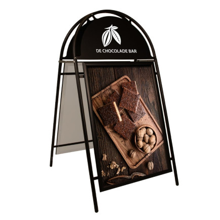 Stoepbord Round Tube A-model Black A1 Deluxe zijaanzicht met poster