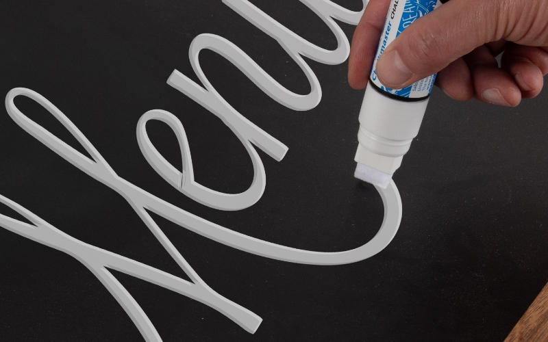Sierlijke tekst met krijtstift